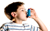 Zdj�cie ch�opca cierpi�cego na astm�  z inhalatorem